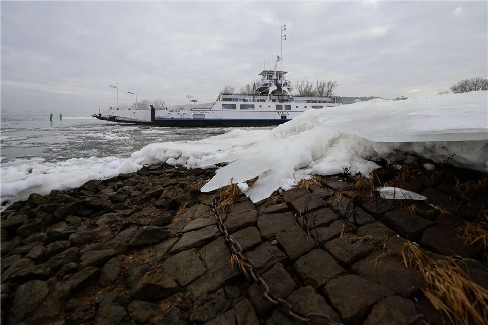 Wintersturm „Elli“ hatte den Fährverkehr auf der Elbe durcheinandergewirbelt, nun fährt die Elbfähre „Tanja“ wieder.Philipp Schulze/dpa