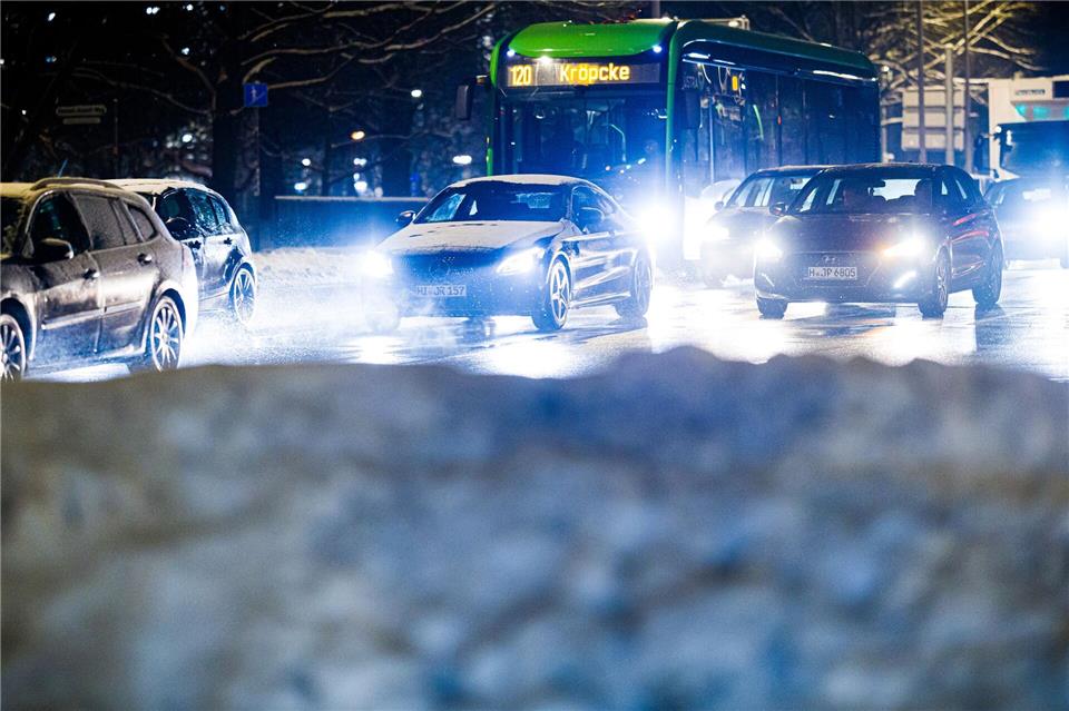 Winterwetter führt in Hannover zu glatten Straßen und bremst auch den Busverkehr aus. (Archivbild)Moritz Frankenberg/dpa