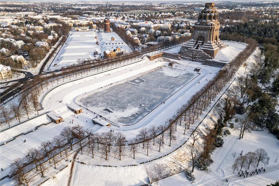 Winterwetter hat Sachsen fest im Griff - hohe Glatteisgefahr zum Wochenstart.Jan Woitas/dpa