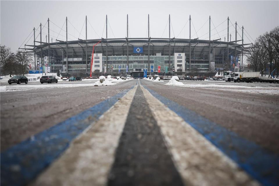 Winterwetter in Hamburg:  Schneematsch, Eis und Streumittel liegen auf der Zufahrt zum Volksparkstadion.Christian Charisius/dpa
