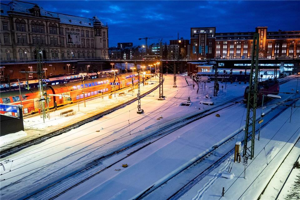 Winterwetter mit Schnee, Eis und Sturm macht der Bahn zu schaffen.Daniel Bockwoldt/dpa