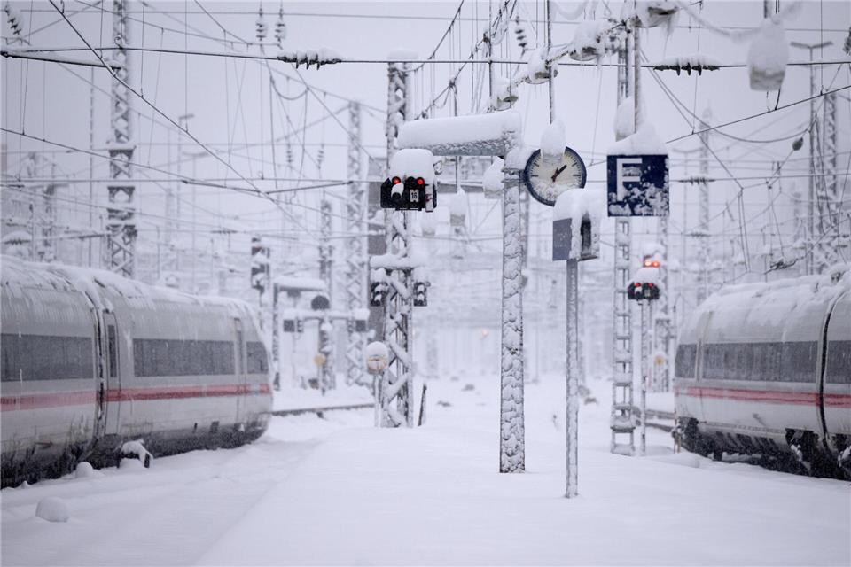 Winterwetter sorgt für Verkehrschaos: Schnee und Eis führen regelmäßig zu Zugausfällen, die Reisende vor rechtliche und praktische Herausforderungen stellen.picture alliance/dpa