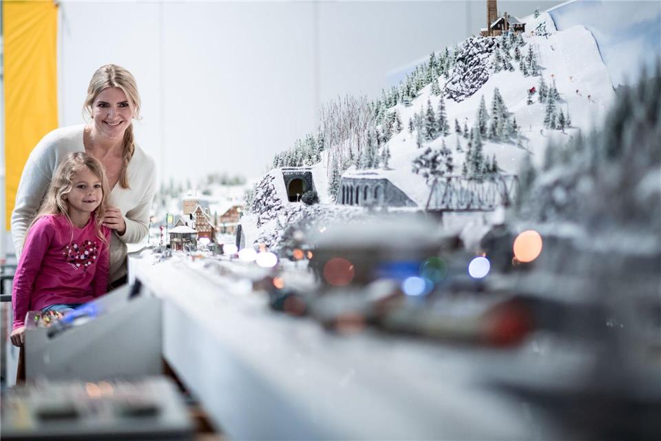 Winterzauber-Idylle: So eine puderzuckrige Modellbahnanlage weckt nostalgische Weihnachtsgefühle, klar - aber ist eine Modellbahn auch heute für Kinder sinnvoll? picture alliance/dpa