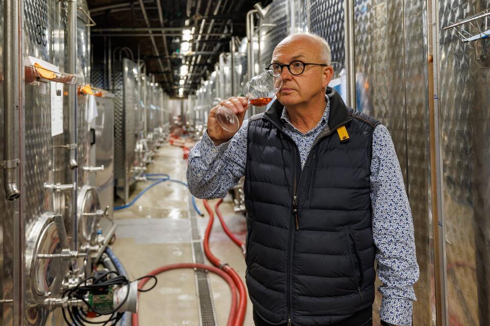 Winzer Bernhard Jung schmeckt einen Roséwein ab. Sein Großvater Carl hat vor 115 Jahren eine Methode erfunden, den Alkohol im Wein bei niedrigen Temperaturen verdampfen zu lassen. Heute bringen immer mehr Winzer entalkoholisierte Weine nach der Jung-Methode auf den Markt.picture alliance/dpa