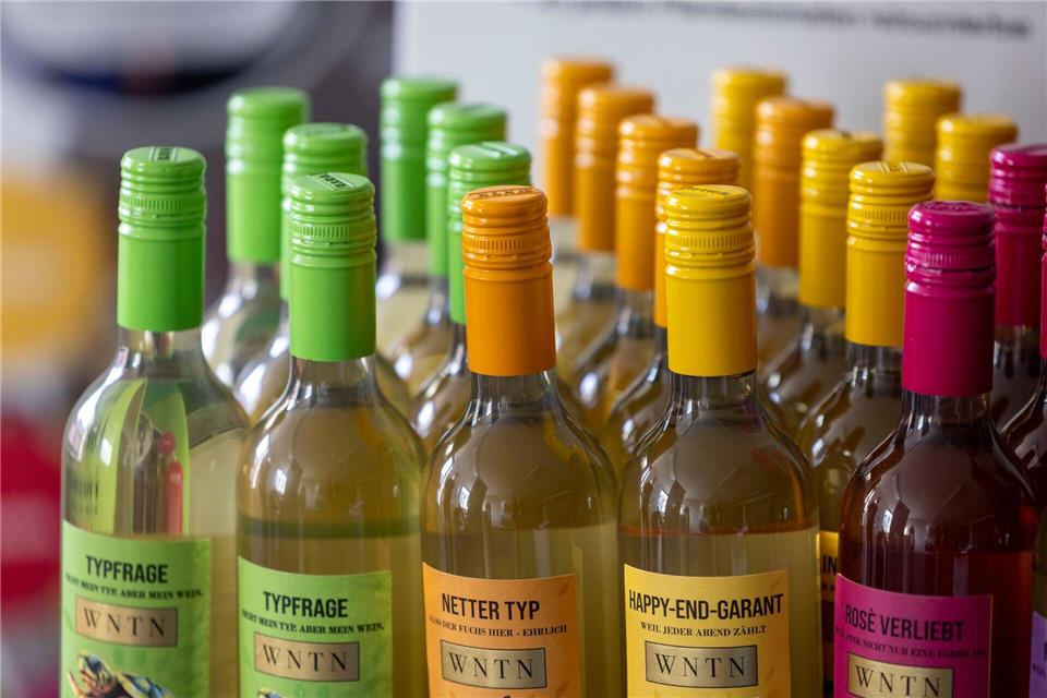 Winzer suchen auch bei der Verpackung nach neuen Wegen. Helmut Fricke/dpa