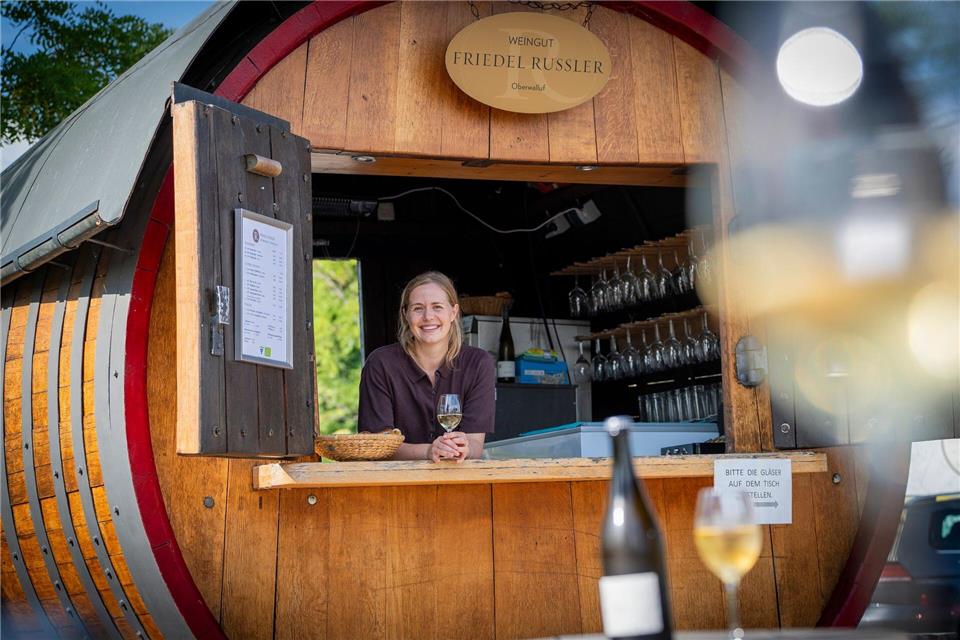 Winzerin Tatjana Held vom Weingut Friedel Russler wechselt sich am Weinstand mit anderen Winzern wochenweise ab.Andreas Arnold/dpa