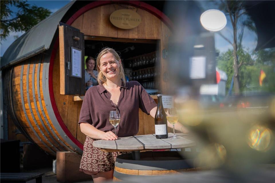 Winzerin Tatjana Held vom Weingut Russler knüpft am Weinprobierstand Kontakte zu Neukunden.Andreas Arnold/dpa