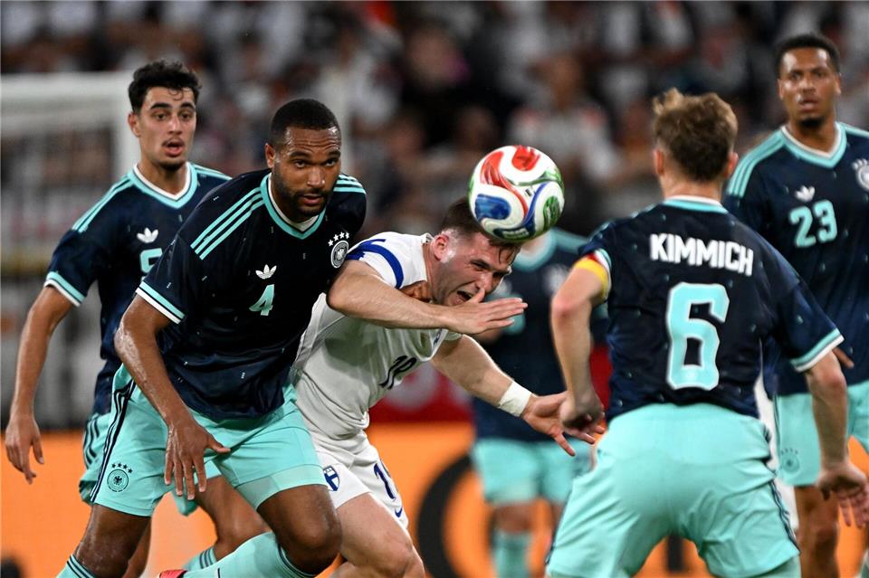 „Wir Jungen sind hungrig.“ Auch Aleksandar Pavlovic (l) und Felix Nmecha (r) symbolisieren den Umbruch im DFB-Team. Vorne die erfahrenen Jonathan Tah (l) und Kapitän Joshua Kimmich (r) im Einsatz gegen Finnland. (Archivbild)Federico Gambarini/dpa