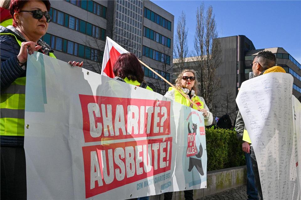 Laufender Streik bei Charité-Tochter wird beendet „Wir beenden diesen laufenden Streik“, sagte Verdi-Verhandlungsführerin Gisela Neunhöffer. Jens Kalaene/dpa