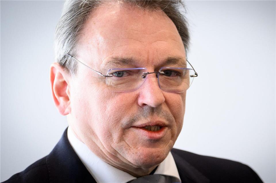 „Wir brauchen Entscheidungen der Justiz, wir brauchen Gesetzesänderungen und wir brauchen das Durchgriffsrecht“, sagte der GDL-Bundesvorsitzende Mario Reiß im WDR. (Archivbild)Bernd von Jutrczenka/dpa