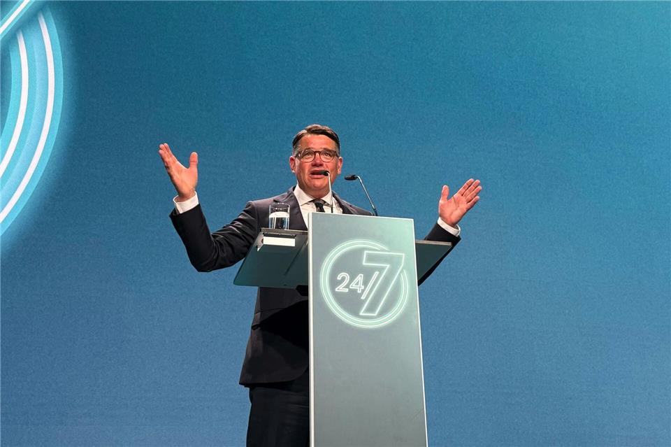 „Wir brauchen nicht weniger Merz, wir brauchen mehr Merz“: Ministerpräsident Rhein stärkt dem Kanzler in seiner Rede auf dem Parteitag den Rücken.Michael Bauer/dpa