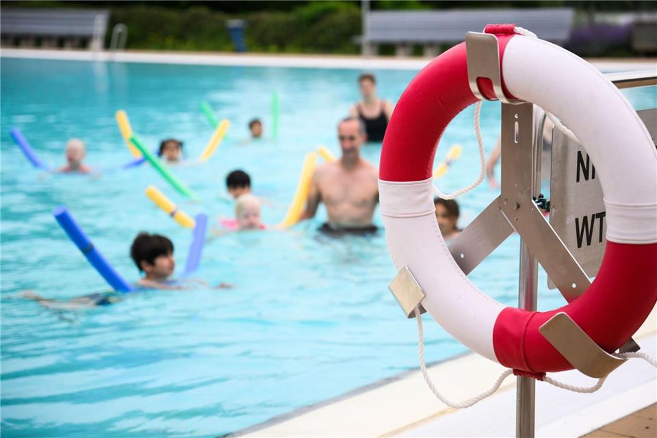 „Wir gehen nach wie vor davon aus, dass fast 60 Prozent der Schülerinnen und Schüler am Ende der vierten Klasse nicht sicher schwimmen können.“ Das sagte DLRG Präsidentin Ute Vogt. (Symbolbild)Julian Stratenschulte/dpa