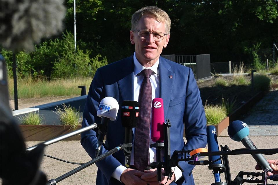 „Wir haben alle miteinander Grund stolz darauf zu sein, diesen Geburtstag zu begehen“, sagte Ministerpräsident Daniel Günther (CDU).Felix Müschen/dpa
