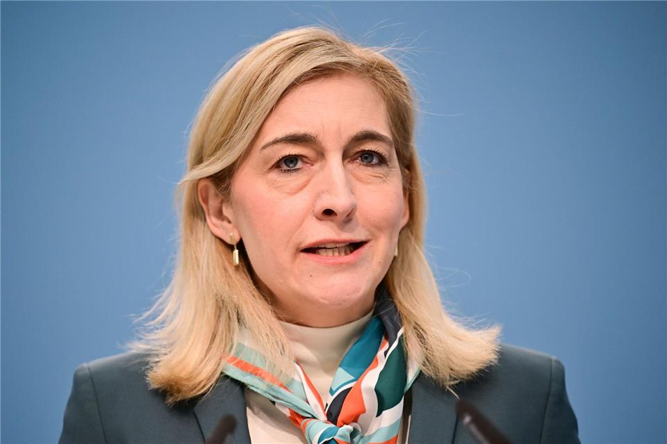 „Wir haben ein Milliardenloch in der gesetzlichen Krankenversicherung, und wenn wir das jetzt nicht schließen und wenn wir nichts gegen die steigenden Beiträge tun, dann haben alle höhere Belastungen“, sagte Warken. (Archivbild)Sebastian Christoph Gollnow/dpa