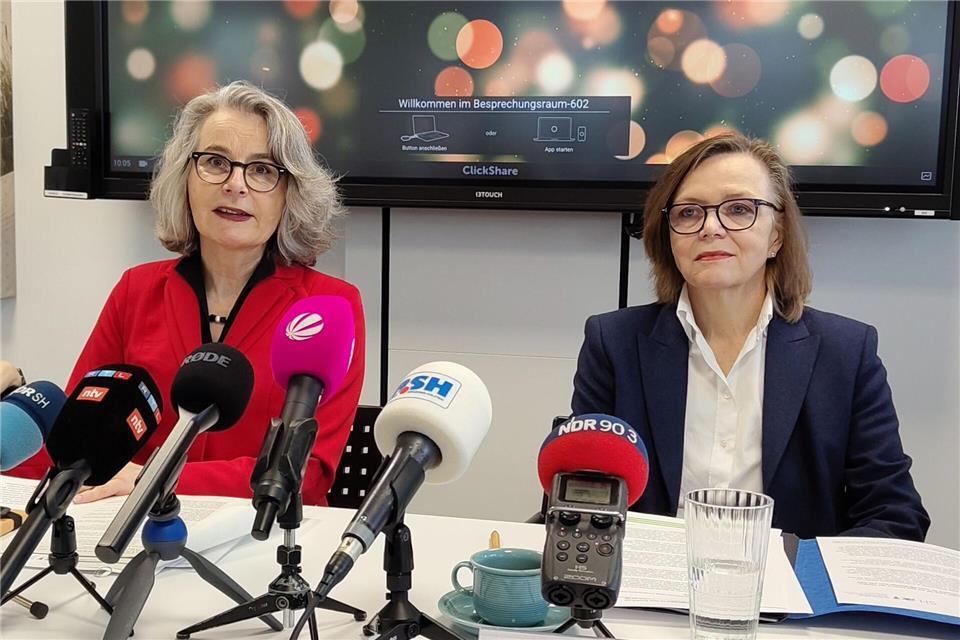 „Wir haben es hier mit Maßnahmen zu tun, die in der Regel gefördert werden“, erklärte Susanne Henckel (l, parteilos) bei der Pressekonferenz.Felix Müschen/dpa