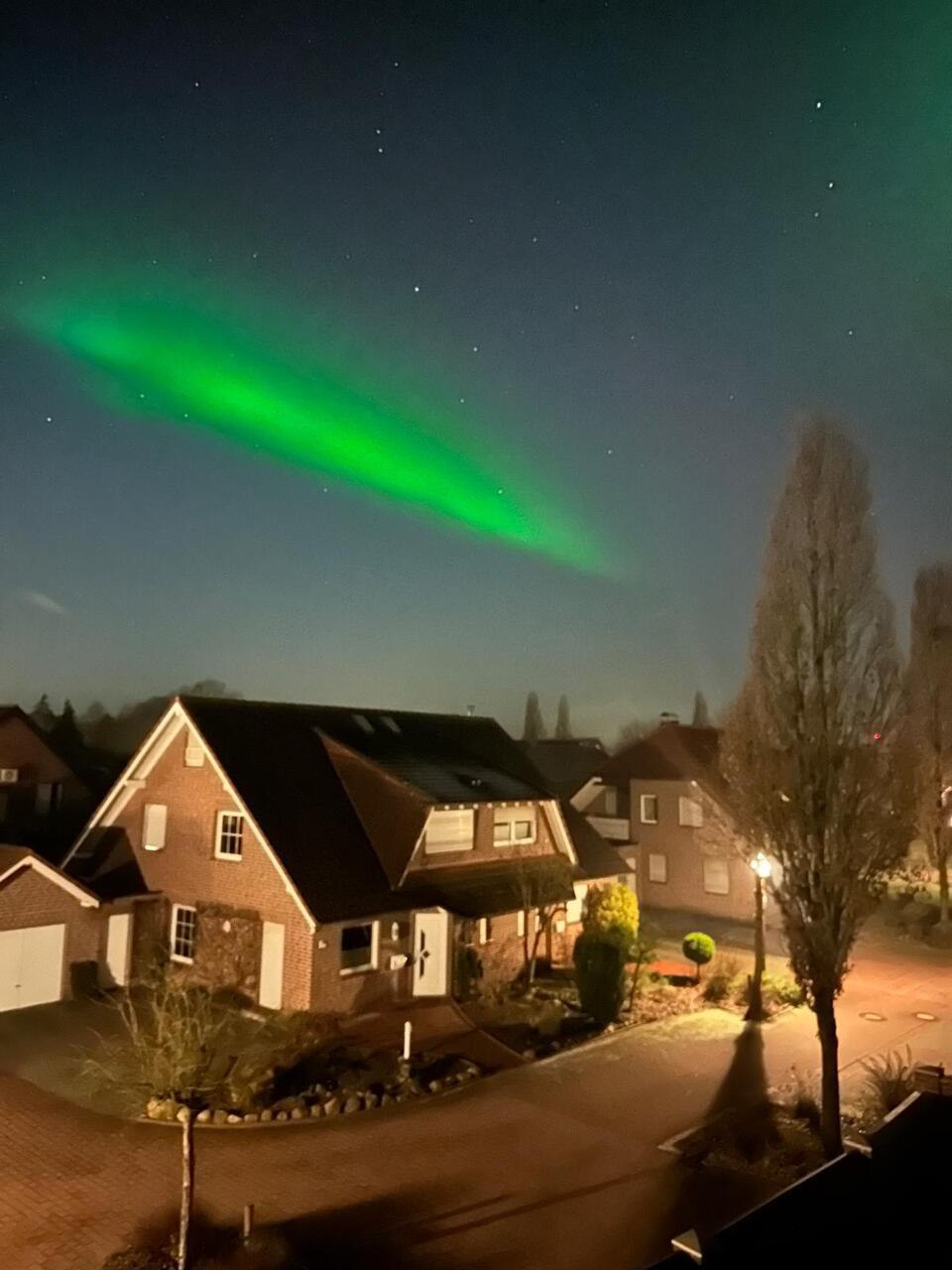 „Wir haben gestern Abend diese schönen Polarlichter über Bahnhof Reken gesehen",...