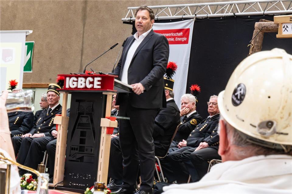 „Wir können froh sein, dass wir fleißige Arbeitnehmerinnen und Arbeitnehmer in diesem Land haben“, sagt Vizekanzler Lars Klingbeil (SPD).Benjamin Westhoff/dpa