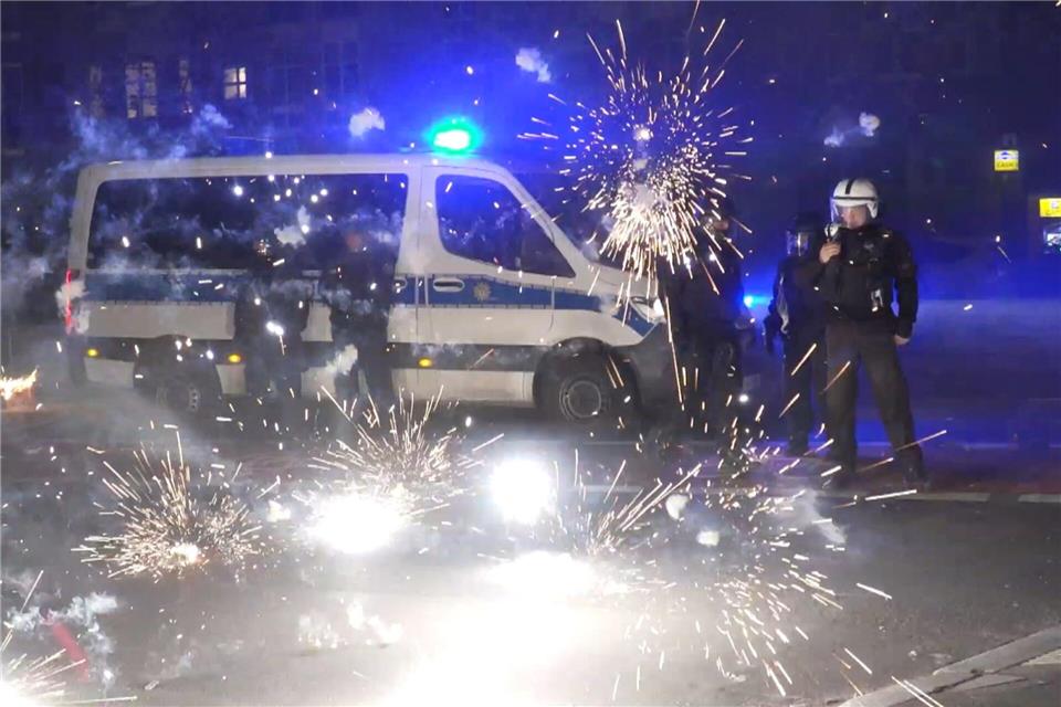 „Wir können nicht warten, bis eine Polizistin oder ein Feuerwehrmann in der Nacht sein Leben lässt.“ (Archivbild)Julius-Christian Schreiner/TNN/dpa