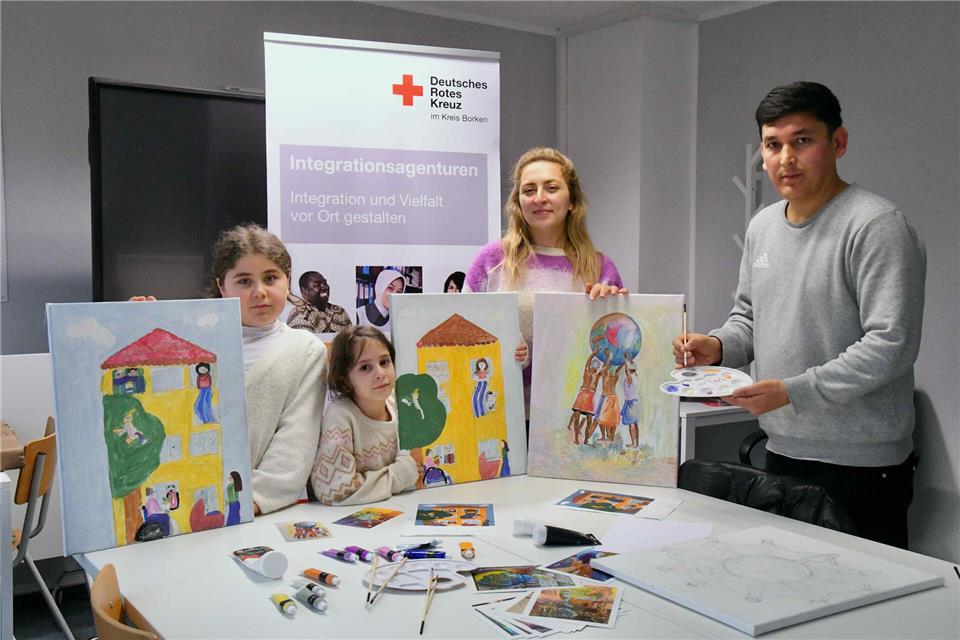 „Wir malen Vielfalt“: Unter diesem Motto haben Ali Mansor Watan Dost (rechts) und Sara Jrab einen Malkursus für Kinder ins Leben gerufen.