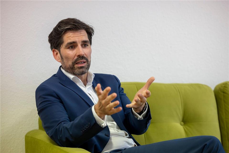 „Wir müssen bei dem Megathema Wohnen jeden Baustein prüfen und jedes Zahnrädchen in die Hand nehmen“, betont Minister Teuber. Helmut Fricke/dpa