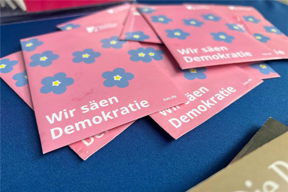 „Wir säen Demokratie“, steht außen auf der Samenpackung. Wenn sie eingepflanzt sind und gepflegt werden, sollen irgendwann Vergissmeinnicht emporkommen. (Archivbild)Christopher Kissmann/dpa