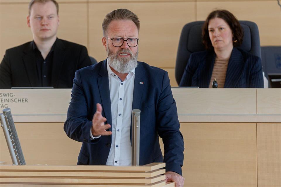 „Wir setzen uns bereits heute sehr intensiv für einen einfachen und bezahlbaren ÖPNV ein“, erklärte Verkehrsminister Claus Ruhe Madsen (CDU). (Archivbild)Markus Scholz/dpa