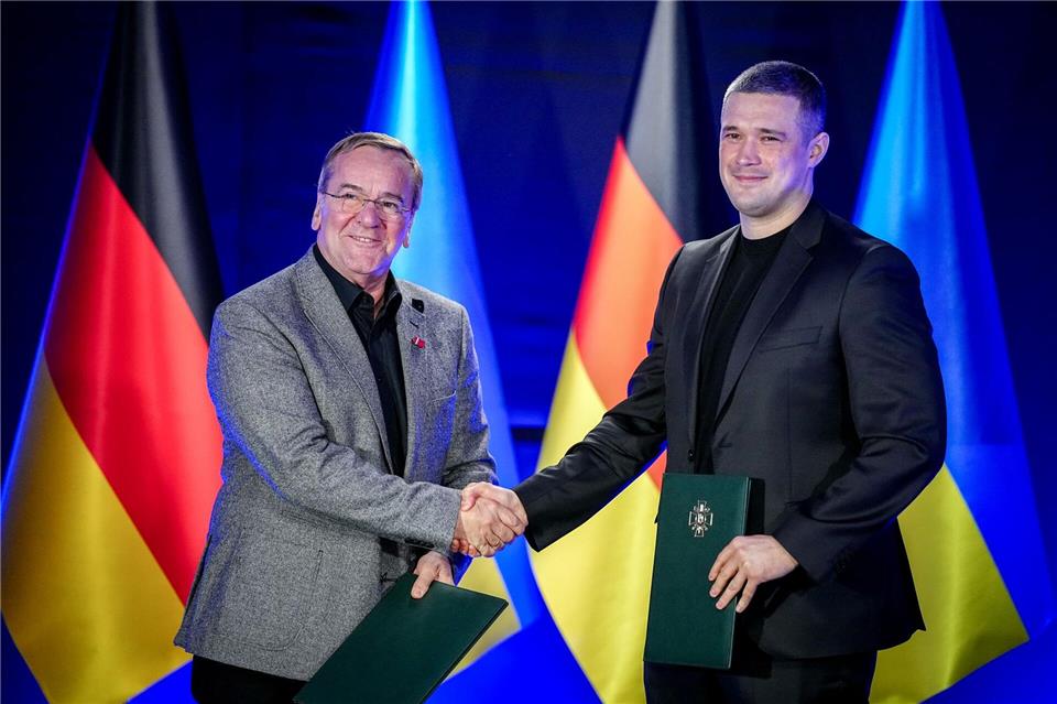 „Wir sind strategische Partner. Wir unterstützen euch einerseits weiter in eurem Abwehrkampf, aber andererseits bauen wir immer mehr auf eine strukturierte, langfristige Partnerschaft, auf die es ankommt“, sagte Pistorius in Kiew.Kay Nietfeld/dpa