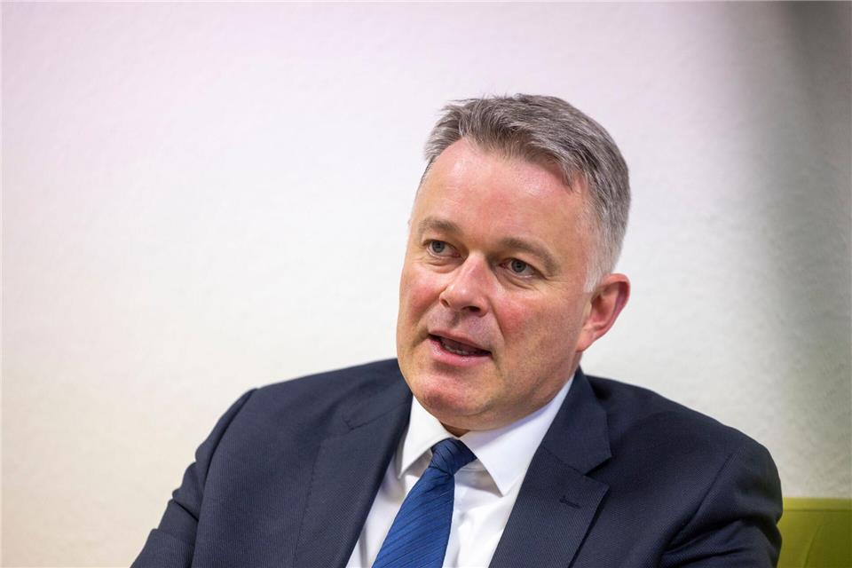 „Wir stellen die ersten Förderlotsen ein, um überhaupt noch durchzublicken“, sagt Schnieder.Helmut Fricke/dpa