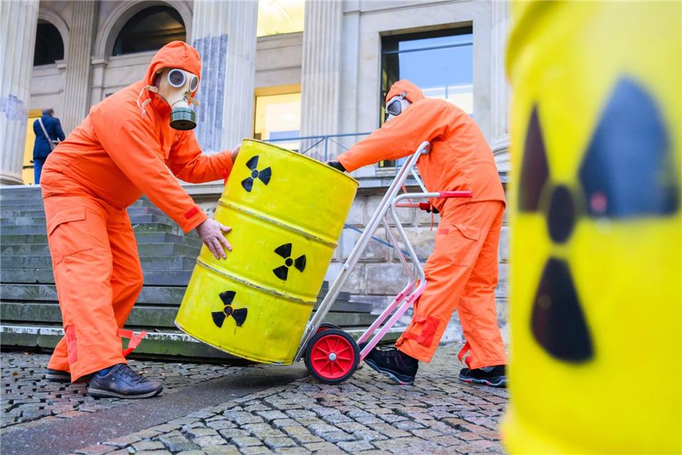 „Wir üben heute schon einmal, wie die Fässer zum Landtag gebracht werden“, sagen die Demonstranten.Julian Stratenschulte/dpa