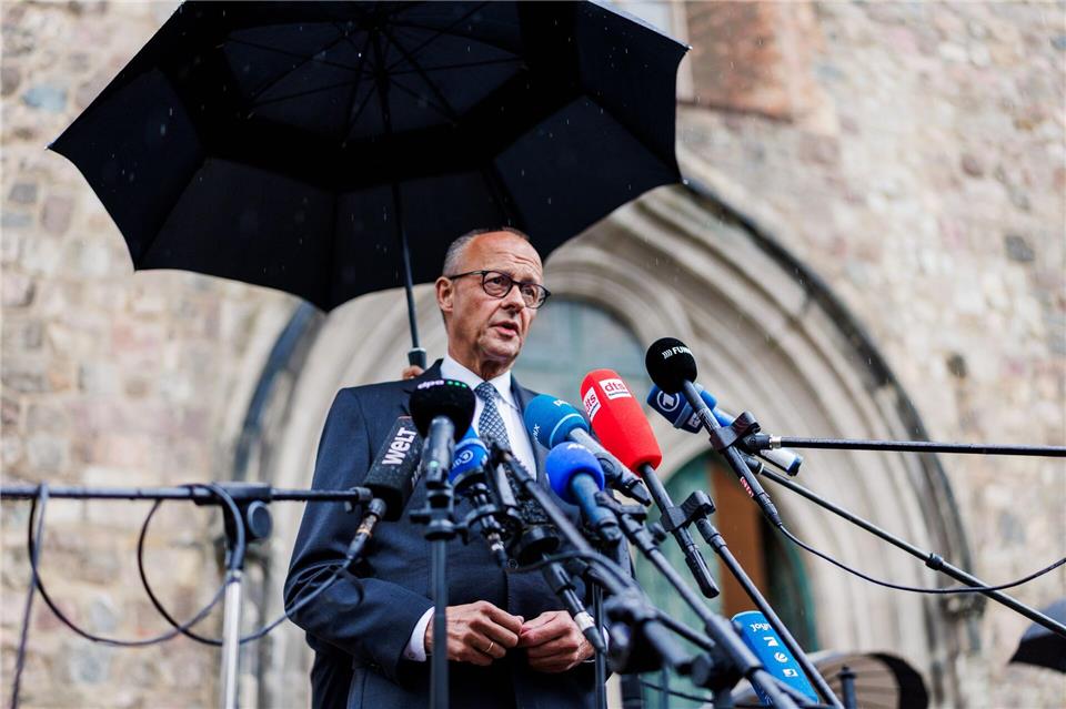 „Wir werden die Freiheit unserer Gesellschaft verteidigen“, sagte Kanzler Friedrich Merz (CDU). Christoph Soeder/dpa