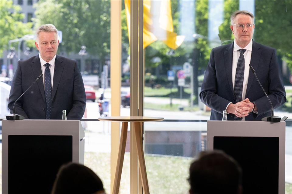 „Wir werden erfolgreich sein“, kündigt der künftige Ministerpräsident Gordon Schnieder (CDU, links) an.Boris Roessler/dpa