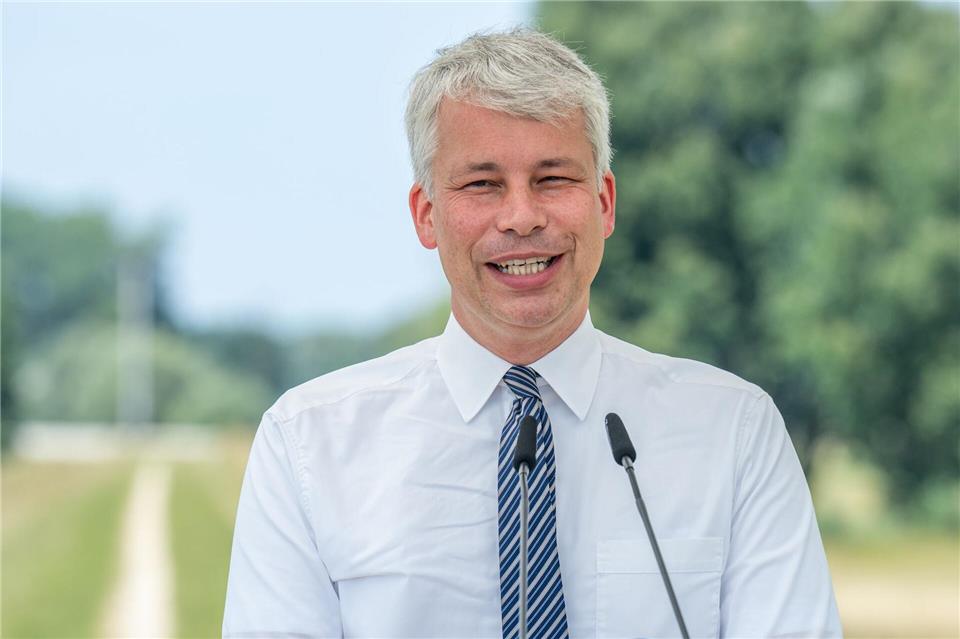 „Wir werden nichts machen, was die Umwelt schädigt“, sagt Bundesverkehrsminister Bilger mit Blick auf Maßnahmen gegen das Niedrigwasser am Rhein. (Archivbild)Armin Weigel/dpa