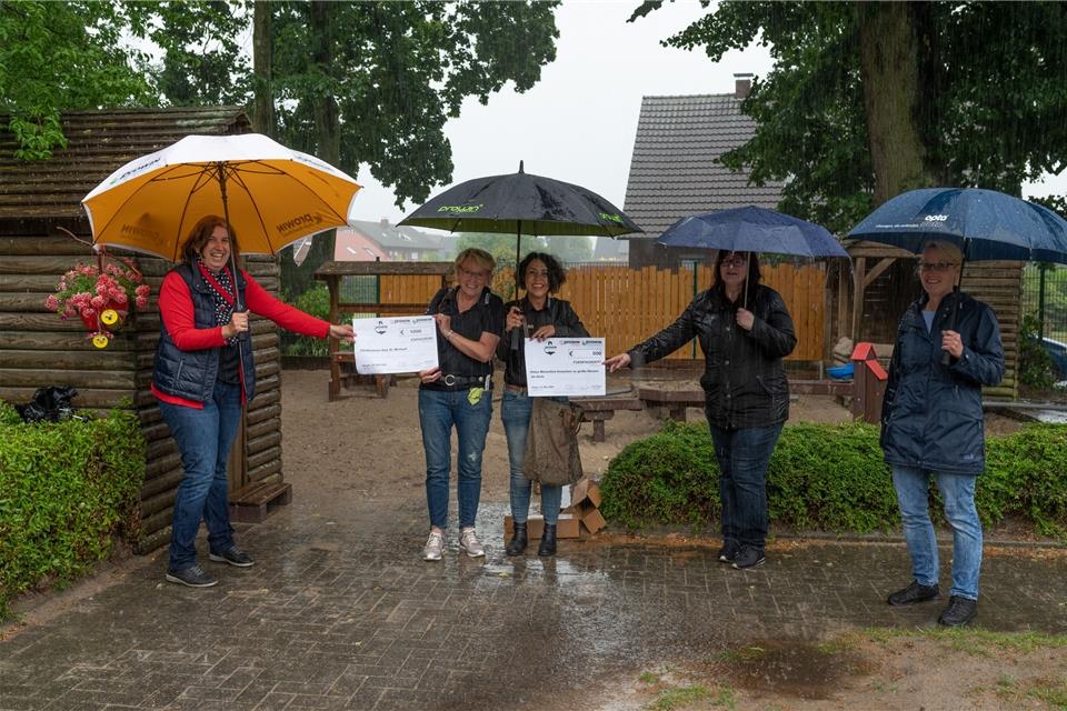 „Wir wollen nicht mehr im Regen stehen“ – Erzieherinnen und Eltern der Kita St. Michael mit den Prowin-Spenderinnen.