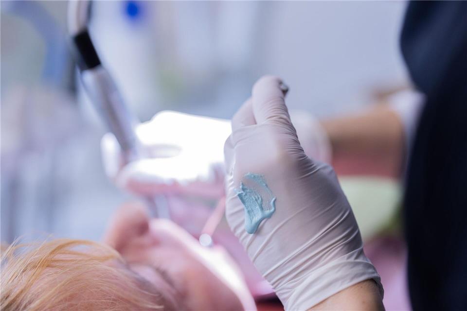 Wirbel um Zahnarztbesuche. Heute zahlt die Krankenkasse feste Zuschüsse. (Archivbild)Rolf Vennenbernd/dpa