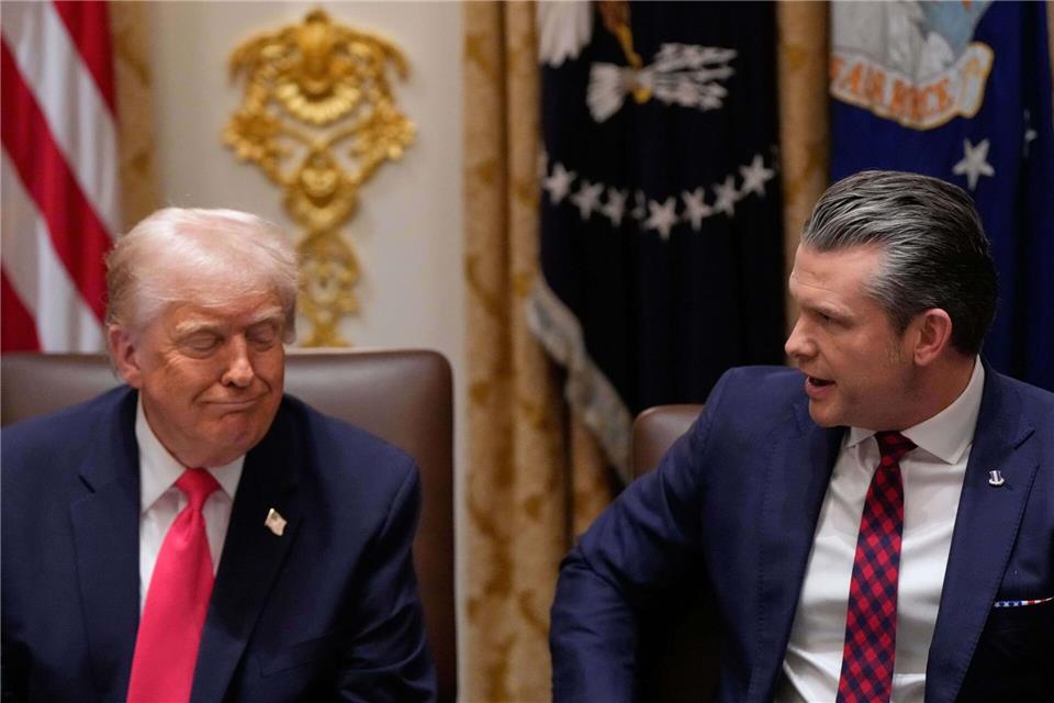 Wird Pentagon-Chef Hegseth zunehmend zur innenpolitischen Belastung für Präsident Trump? (Archivbild)Julia Demaree Nikhinson/AP/dpa