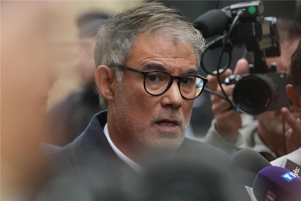 Frankreich erwartet Macrons Entscheidung zum Premier Wird Sozialistenchef Faure neuer französischer Premier?Christophe Ena/AP/dpa