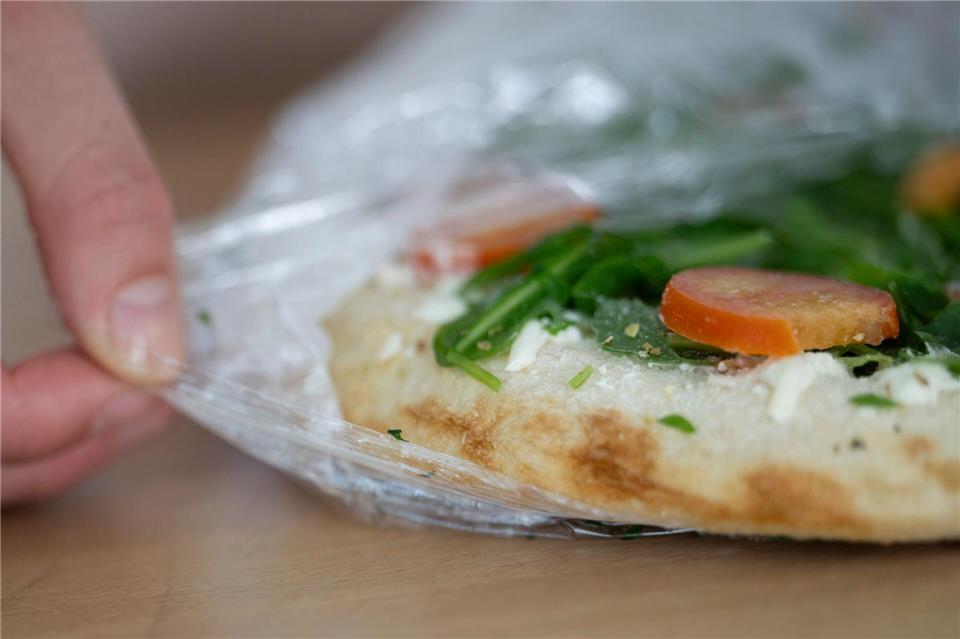 Wird Tiefkühlpizza künftig teuer? (Archivbild) Marijan Murat/dpa