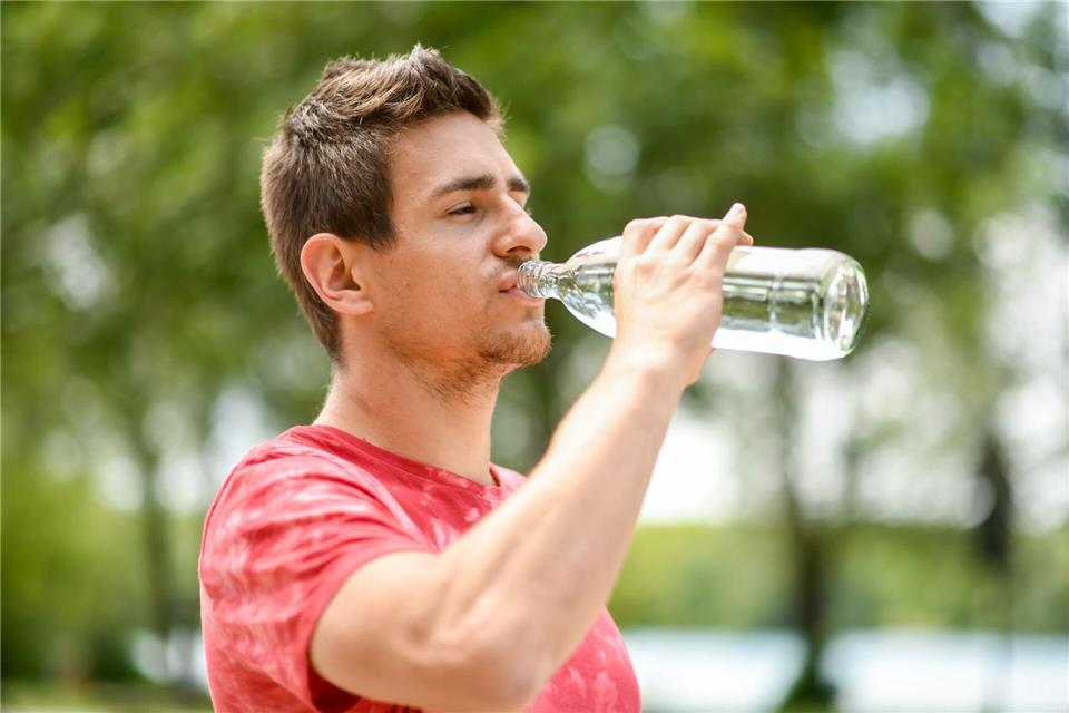 Wird Wasser kühl, dunkel und trocken gelagert, ist es auch viele Monate nach dem Ablauf des Mindesthaltbarkeitsdatums noch trinkbar.picture alliance/dpa/dpa-tmn