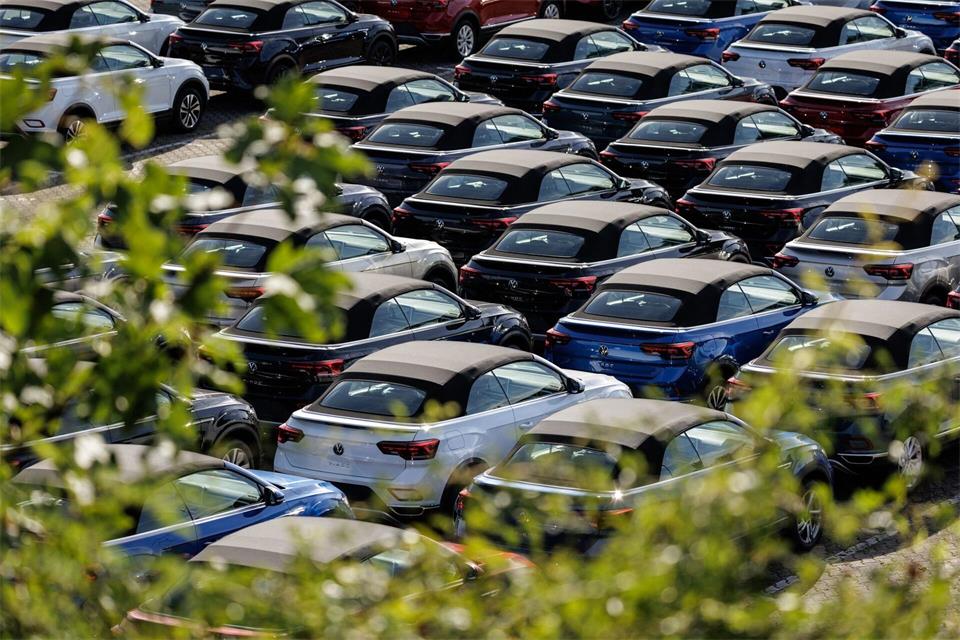 Wird ab Sommer 2027 nicht mehr in Osnabrück produziert: das T-Roc Cabrio.David Ebener/dpa