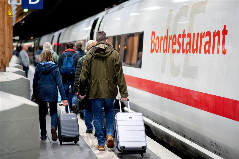 Machtkampf statt Neustart - Holpriger Wechsel an Bahn-Spitze Wird das Angebot in den Bordbistros bald wieder besser? Der Minister setzt darauf, um die Kunden zufriedener zu stimmen. (Archivbild)Hauke-Christian Dittrich/dpa