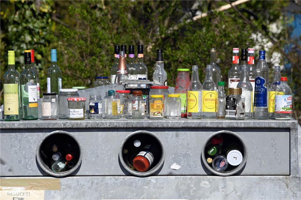 Wird das natürliche Nahrungsangebot knapp, tauchen Bienen auch am Altglascontainer auf. (Archivbild)Uli Deck/dpa