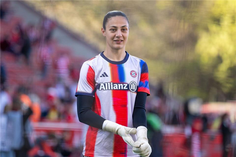 Wird den FC Bayern im Sommer verlassen: Torhüter Mala Grohs. (Archivbild)Soeren Stache/dpa