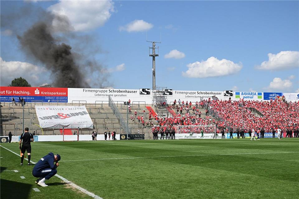 Bericht: FC Bayern denkt über Kauf eines neuen Stadions nach  Wird der Sportpark Unterhaching die neue Heimat der Bayern-Fußballerinnen? (Archivbild)Angelika Warmuth/dpa