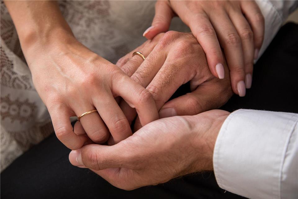 Wird die Ehe in Kenntnis einer bereits lebensbedrohlichen Erkrankung geschlossen, kann die gesetzliche Vermutung einer Versorgungsehe nur in seltenen Ausnahmefällen widerlegt werden.picture alliance/dpa/dpa-tmn