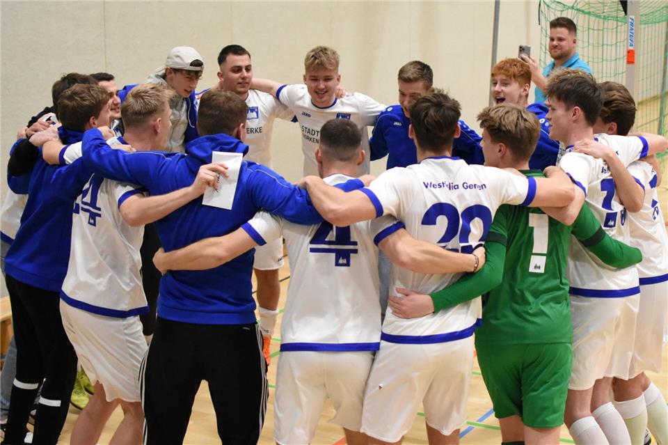 Wird die Hallen-Stadtmeisterschaft für die Westfalia die erwartet runde Sache? So jubelten die Titelträger 2024. Im Vorjahr musste der Landesligist allerdings dem RSV Borken den Vortritt lassen. Der ist nun Gastgeber der Titelkämpfe.