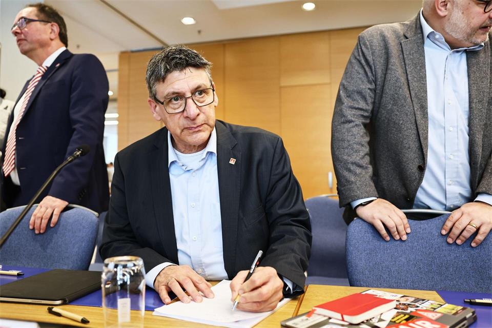 Wird die IG Metall ihre Mitglieder auch in dieser Tarifrunde zu Warnstreiks aufrufen?Oliver Berg/dpa
