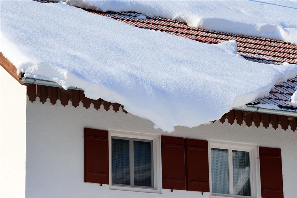 Wird die Schneelast auf dem Dach zu schwer, kann das zum Risiko werden. Auch die Gefahr von Dachlawinen steigt.picture alliance / dpa Themendienst