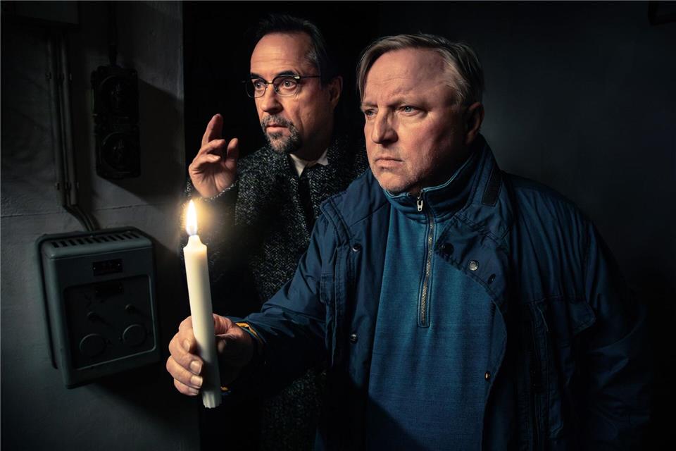 Wird die erste „Tatort“-Wiederholung der diesjährigen Sommerpause im Ersten - am 10. Mai: Der Münster-Krimi „Man stirbt nur zweimal“ mit Hauptkommissar Thiel (Axel Prahl, rechts) und Dr. Karl-Friedrich Boerne (Jan Josef Liefers). (Archivbild)Taimas Ahangari/WDR Kommunikation/dpa