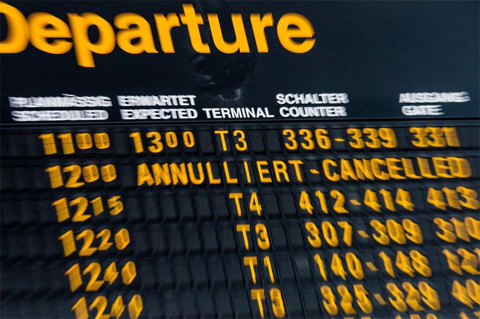 Wird ein Flug annulliert, besteht in der EU die Wahl: Ersatzflug oder Ticketpreis zurück. Doch was, wenn die Airline nichts erstatten will?Christoph Schmidt/dpa/dpa-tmn