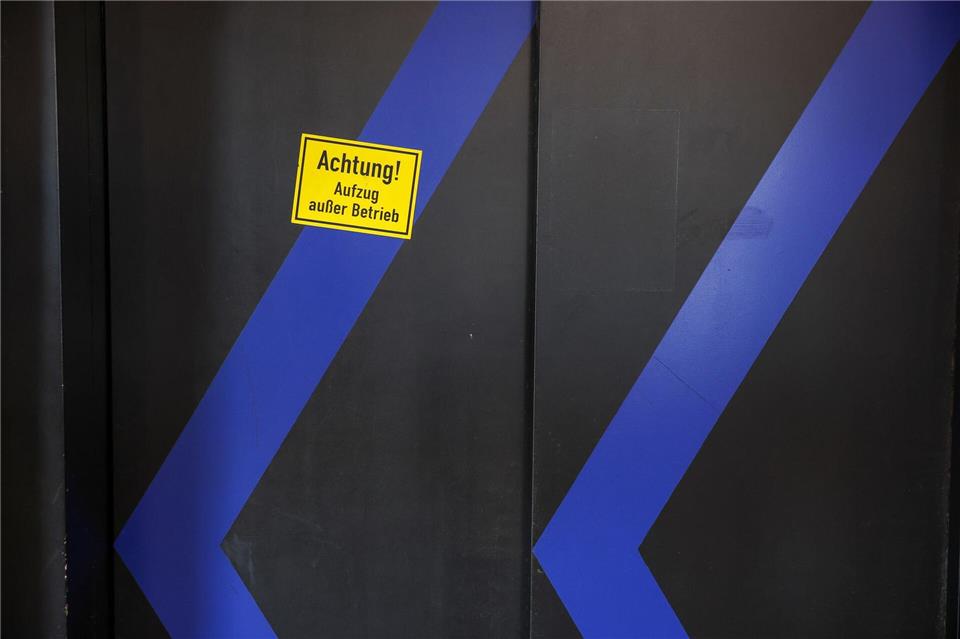 Wird ein gefährlicher Mangel festgestellt, muss der Aufzug teils umgehend stillgelegt werden. (Symbolbild)Jan Woitas/dpa